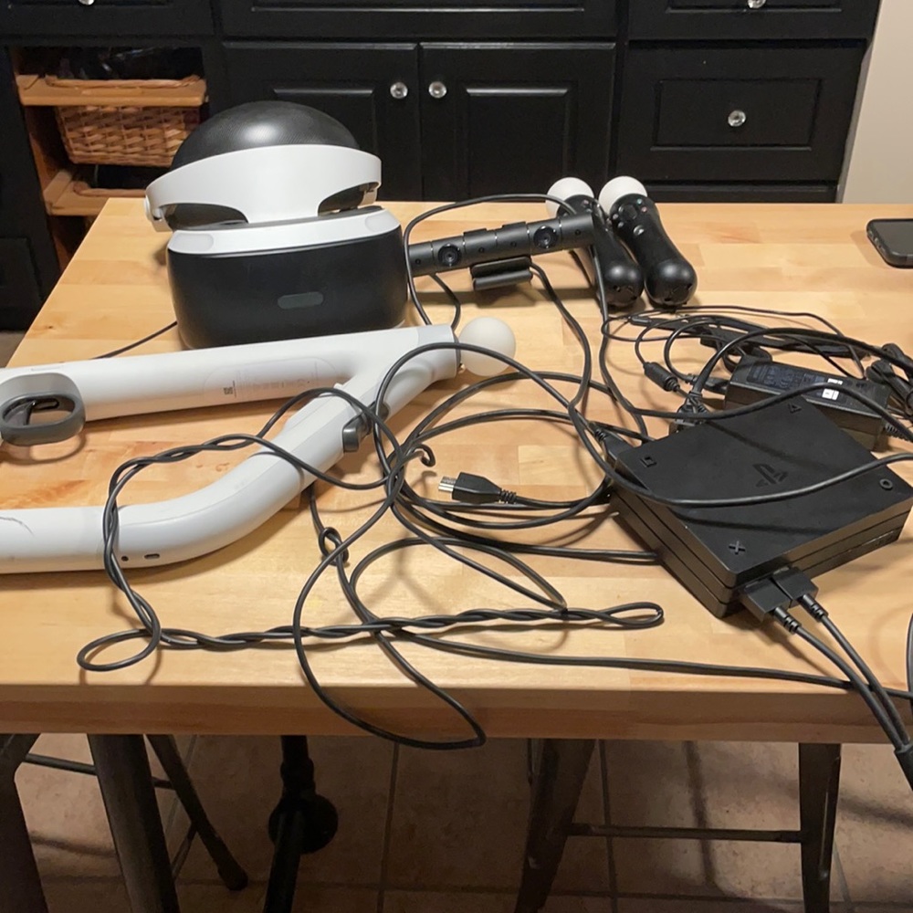 PS4 VR head set barely used with all these extras.